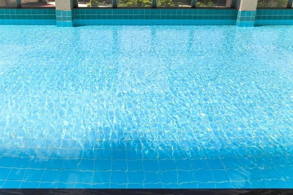 Água rasgada azul na piscina — Fotografia de Stock