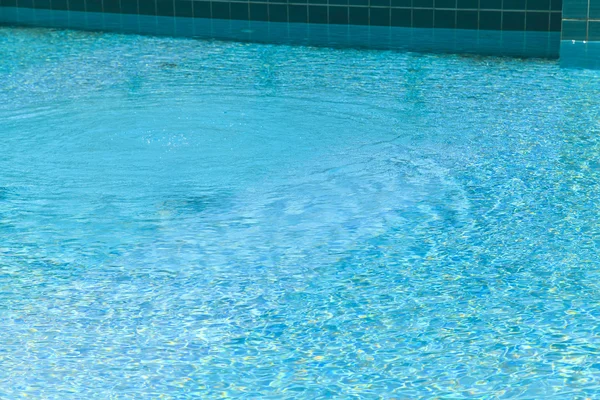 Água rasgada azul na piscina — Fotografia de Stock