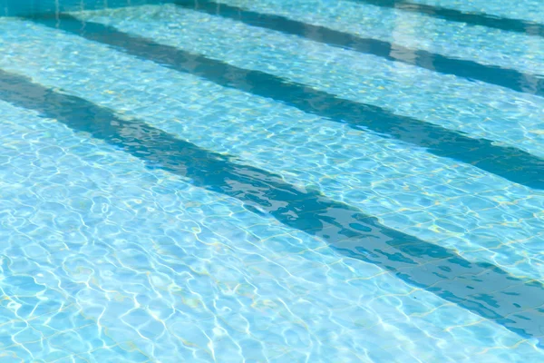 Água rasgada azul na piscina — Fotografia de Stock