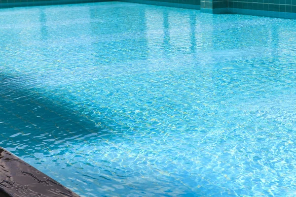 Água rasgada azul na piscina — Fotografia de Stock