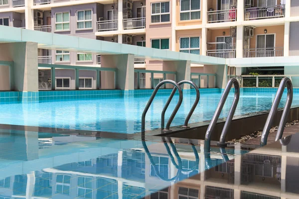 Água rasgada azul na piscina — Fotografia de Stock