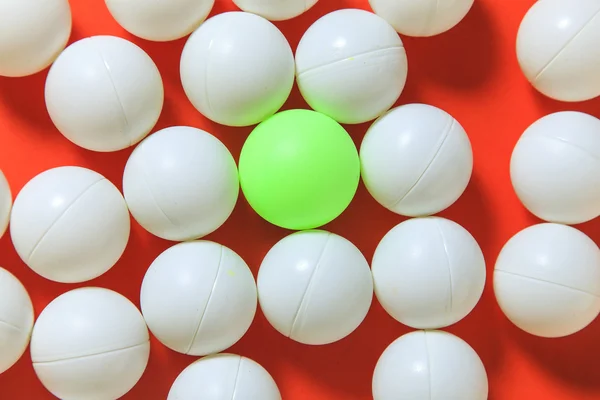 Groene bal en witte ballen — Stockfoto
