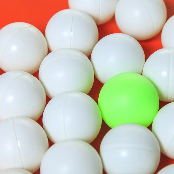 Зеленый шар и белые шары — стоковое фото