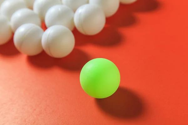 Groene bal en witte ballen — Stockfoto