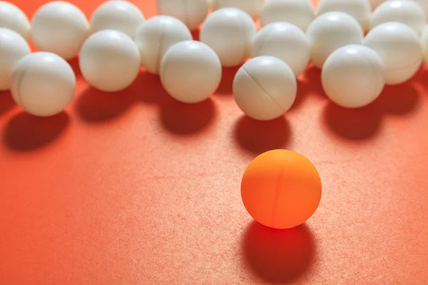 Oranje bal en witte ballen — Stockfoto