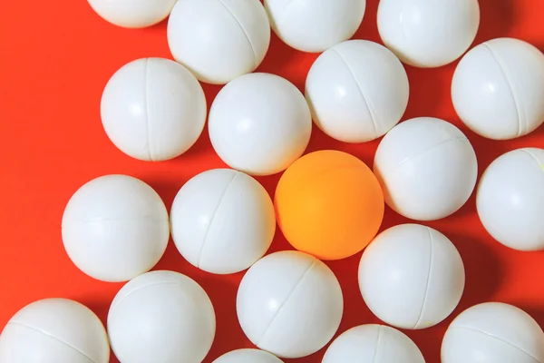 Oranje bal en witte ballen — Stockfoto