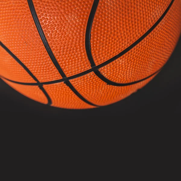 Basketbal op zwarte achtergrond — Stockfoto