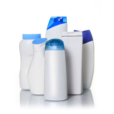 Beyaz bir arka plan üzerinde boş plastik şişe