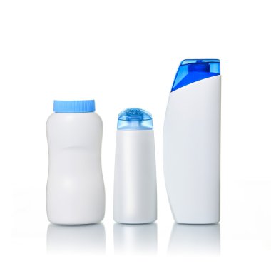 Beyaz bir arka plan üzerinde boş plastik şişe