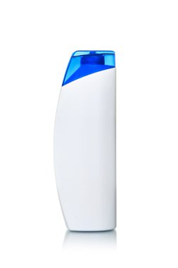 Beyaz bir arka plan üzerinde boş plastik şişe