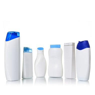 Beyaz bir arka plan üzerinde boş plastik şişe