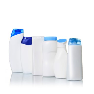 Beyaz bir arka plan üzerinde boş plastik şişe