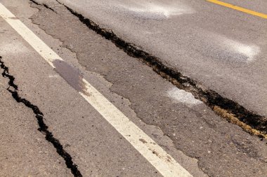 Asfalt yol kırık