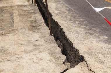 Asfalt yol kırık