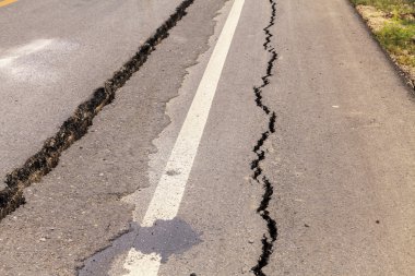 Asfalt yol kırık