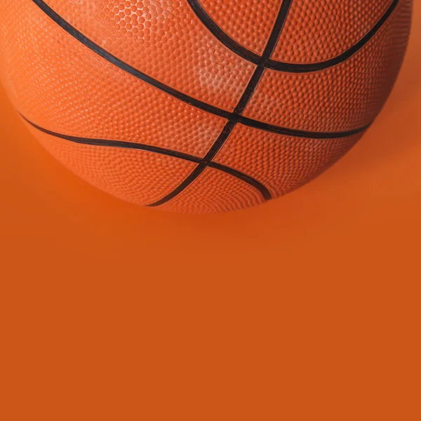 Baloncesto sobre fondo negro — Foto de Stock