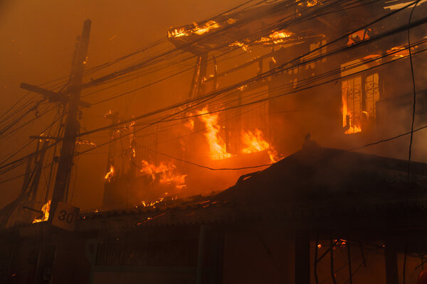Огонь в доме с сильным пламенем и дымом
