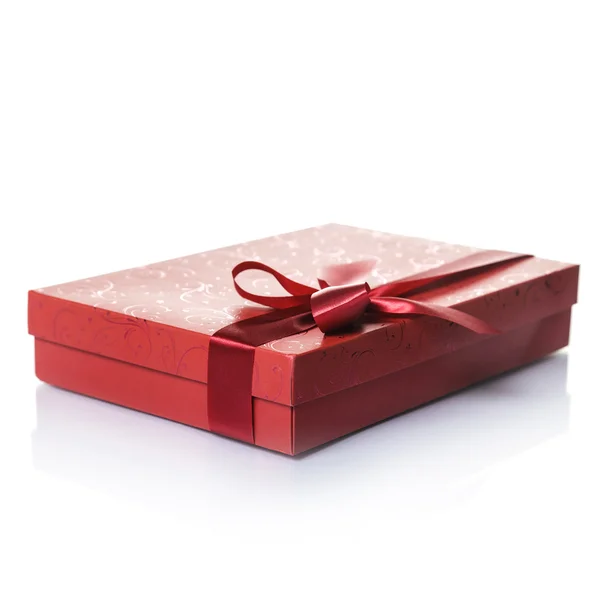 Caixa de presente vermelho em um fundo branco — Fotografia de Stock