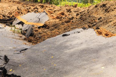 Asfalt yol kırık