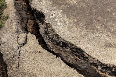 Asfalt yol kırık