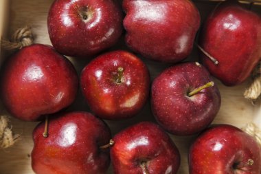 Ahşap kutular içinde kırmızı elma