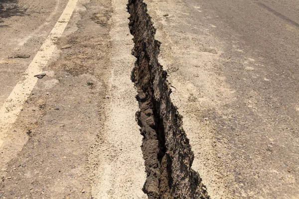 Asfalt yol kırık