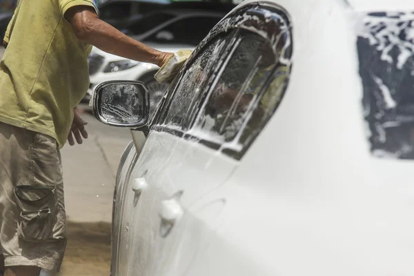 Lavado de un coche en el servicio de lavado de coches — Foto de Stock