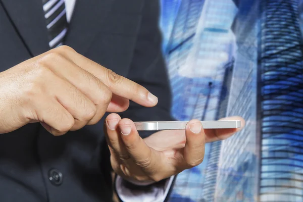 Homem de negócios usando telefone celular — Fotografia de Stock