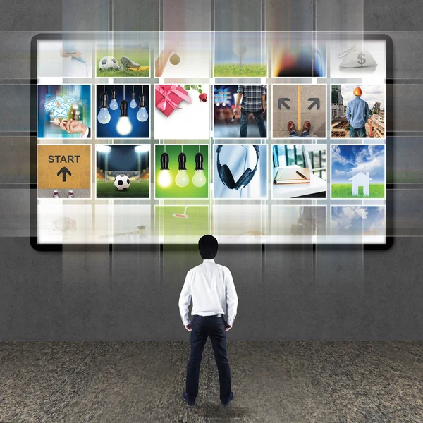 Affärsman stående tittar på TV-skärmen — Stockfoto