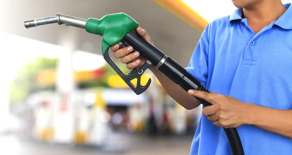 Bomba de gás para reabastecimento de carro no posto de gasolina — Fotografia de Stock