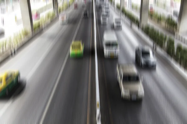 Flou de mouvement des voitures sur la route — Photo