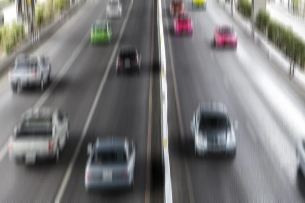 Rörelseoskärpa av bilar på vägen — Stockfoto