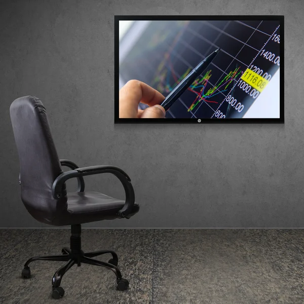 Kancelářská židle a televizní obrazovky — Stock fotografie