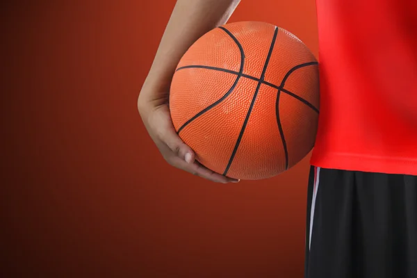 Primer plano del jugador de baloncesto con una pelota — Foto de Stock