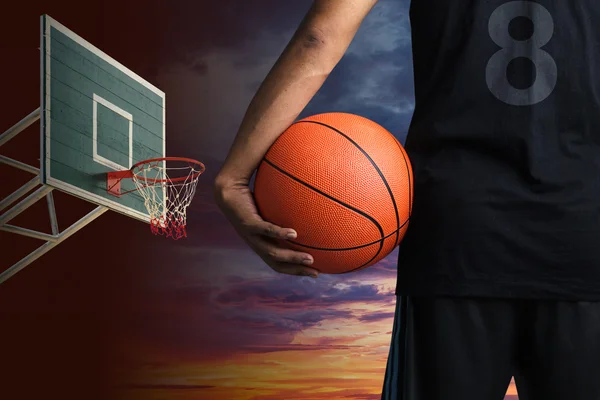 Primer plano del jugador de baloncesto con una pelota — Foto de Stock