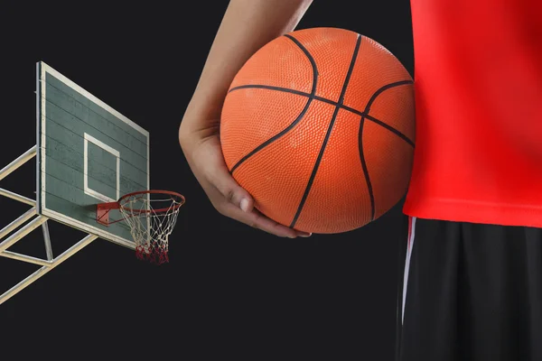 Nahaufnahme eines Basketballspielers mit einem Ball — Stockfoto