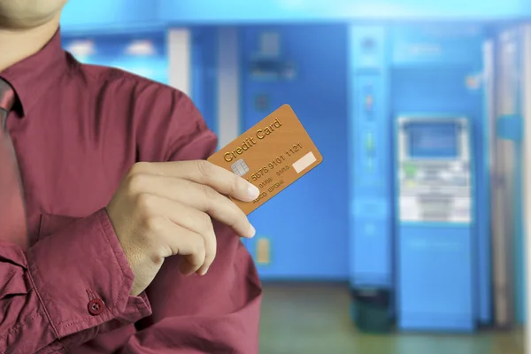 Empresario mano celebración de tarjeta de crédito — Foto de Stock