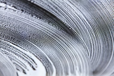 Araba yıkama servisinden sabunlu ön cam içinde