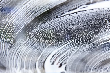 Araba yıkama servisinden sabunlu ön cam içinde