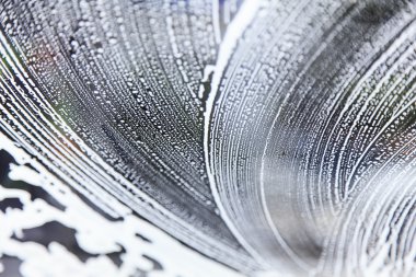 Araba yıkama servisinden sabunlu ön cam içinde