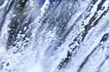 Araba yıkama servisinden sabunlu ön cam içinde