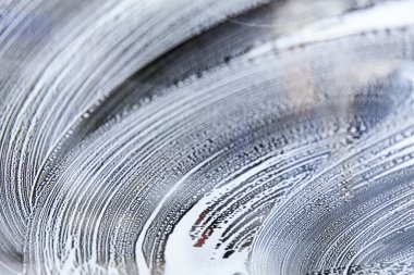 Araba yıkama servisinden sabunlu ön cam içinde