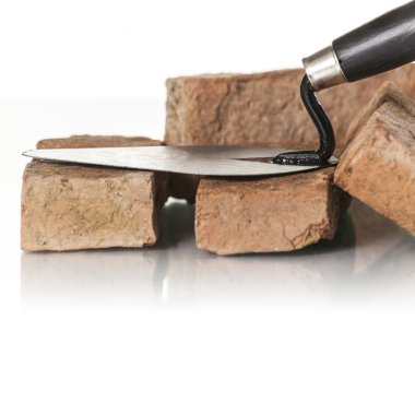 Tuğla ve beyaz zemin üzerine mala