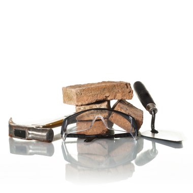 beyaz zemin üzerinde inşaat araçları