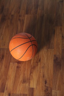 Ahşap zemin üzerinden basketbol topu