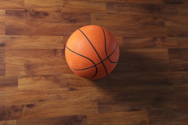 Ahşap zemin üzerinden basketbol topu