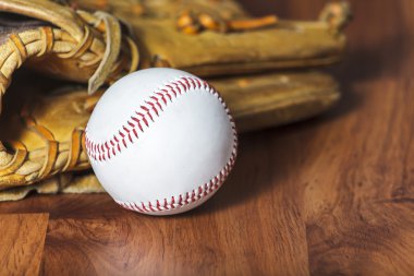 Beysbol sopası ile ahşap arka plan üzerinde topu ve beyzbol eldiveni