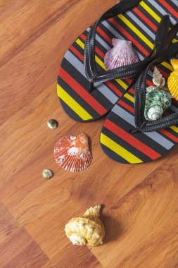 Ahşap arka plan üzerinde seashell ile terlik