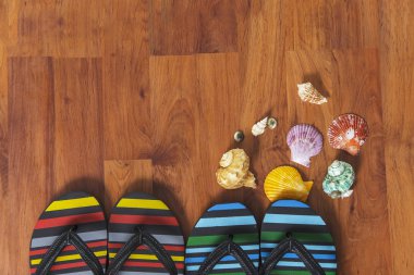 Ahşap arka plan üzerinde seashell ile terlik