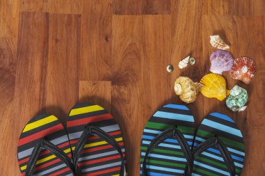 Ahşap arka plan üzerinde seashell ile terlik